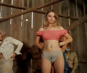 Las  mujeres desvistiendose en el escenario de 1972