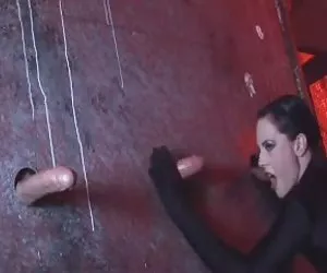 alicia deepthroats tres enormes pollas en gloryhole