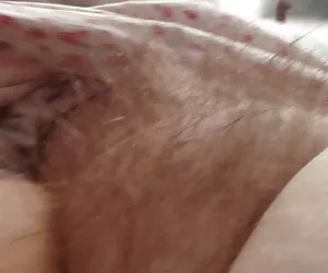 Frotando  su grueso y suave coño peludo