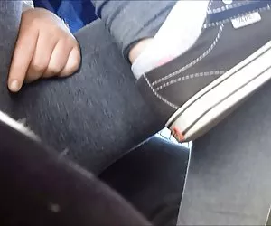 Travieso  adolescente se frota el coño en autobús