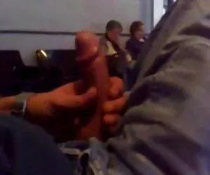 Cum en frente de dos milfs en la sala de espera videos por o