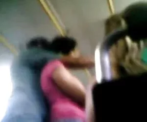 Encoxada no onibus polno caliente