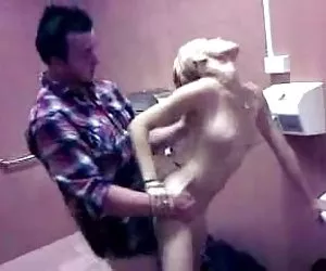 Baño público trío ver videos xxx