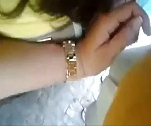 Toque la polla de la mano pública perra ardiente
