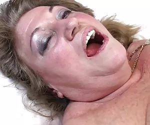 Caliente la abuela se folla a joven mujeres bichis