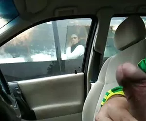 Intermitente en coche a través de la ventana del autobús xxx por no