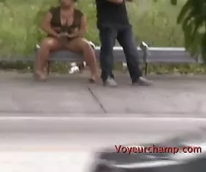 Exhibicionista esposa anjelica coño flashing en la parada de autobús! pprno xx
