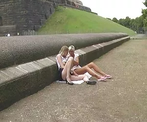 2 fraun drausen zeigen fue sie haben ver videos muy zorras