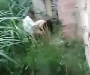 Vecina es pillada cojiendo en el patio porno y putas