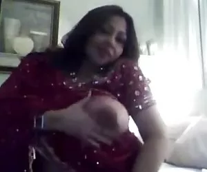 India caliente chica muestra sus enormes tetas, coño mostrar chicas calientes follando