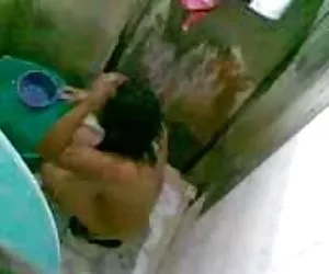 Nabosohan naliligo sa banyo video de chicas calientes