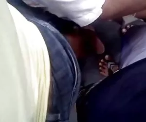 Rondándola en autobús atestado de vídeo porno anla