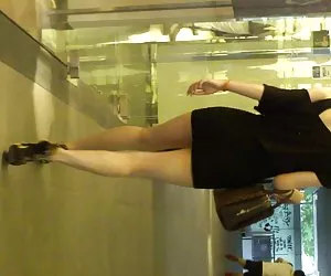 Upskirt - chica en minifalda apretada y el leopardo de la bomba anal petardas