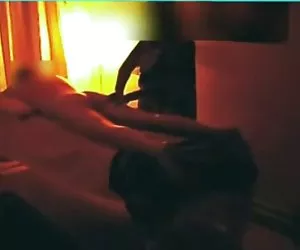 Masturbación  con la mano escondida en un salón de masajes