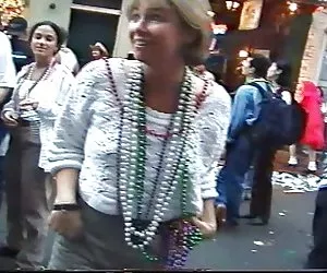 Mardi  gras flasher le pide permiso a los policías