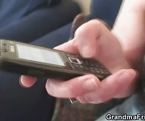  desagradable abuela juega con su coño, a continuación, toma dos pollas