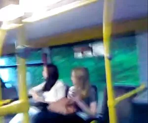 Dick  flash con esperma antes del 2 de chicas en autobús