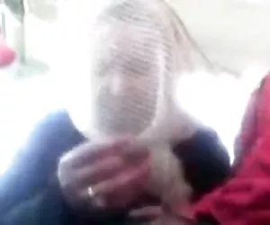 Árabe  hiyab de la mujer chupando polla en el coche