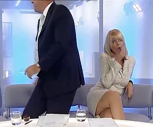 Christine  talbot mostrando sus piernas