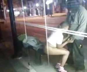 Hombre sin hogar de conseguir la cabeza en el down town de la ciudad de baltimore putas buenas