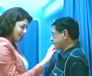 Kajal agarwal hot kiss con el viejo hombre invisible clip eliminado videos desnudas
