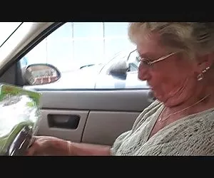 La abuela shirley tiene un nuevo consolador mujeres calientes mujeres calientes