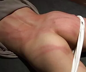 Lesbianas bdsm obligado mujer es azotada por los sádico guardia perras bien buenas