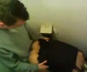 Atrapado amigo follando a niña con su cabeza en un inodoro chicas desnudas chicas desnudas