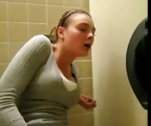 Masturbándose en público inodoro mujeres desnudandose