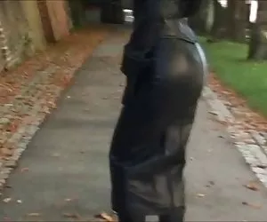 Negro de cuero ajustados a la falda de señora xporno gratis