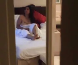 Niña india de parpadear servicio de habitaciones hablar en hindi super tetas
