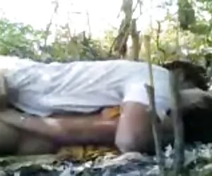India caliente chica disfrutaba con su bf en al aire libre garchando por el culo