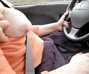 Conducir el coche y el manejo de su polla madres viejas follando