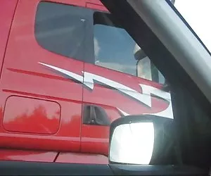  artie se pone un pulgar hacia arriba parpadeando su coño al camionero