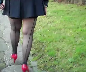  negro con costuras medias de rejilla y tacones rojos