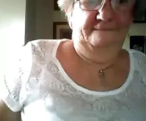 La abuela enseñando sus grandes tetas en la webcam putas gratis maduras