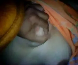 Smart southindian tía ayudando a su husbund mientras folla videos porno mujeres