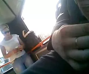 Chico se masturba en público (1) videos xxx gratis