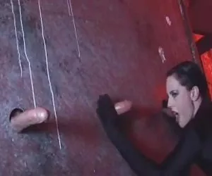 Alicia deepthroats tres enormes pollas en gloryhole putas sexo