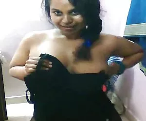 Tetona indio lily exponer sus tetas , culo sexy en la leva videos poenos