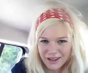  noruega rubia masturbándose en su coche