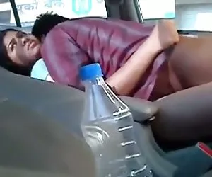  follando en su coche para que todos la vean