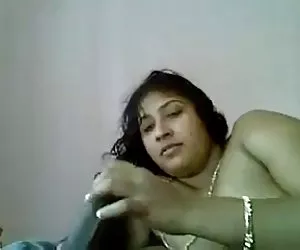  desi indian bhabhi hablando, manteniendo la polla en la boca