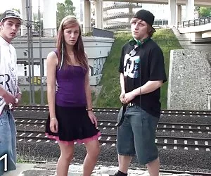 Joven  niña bonita de la calle gangbang parte 1