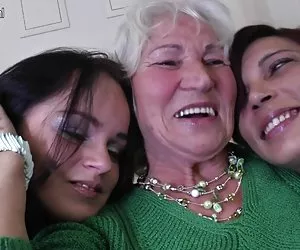  la abuela norma se folla a dos jóvenes chicas lesbianas