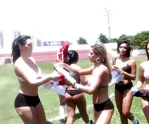  las niñas jugando al fútbol