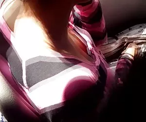 Joven  alegre tetas en el bus chica con tetas paraditas 2