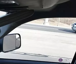 Coche flash de conducción - rubia señora recibe una patada fuera de ella free putas