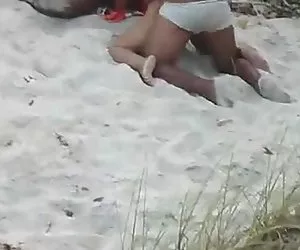  puta esposa se pone duro follando en la playa.