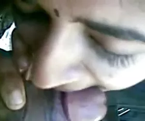 Desi  indian girl increíble chupar y comer semen